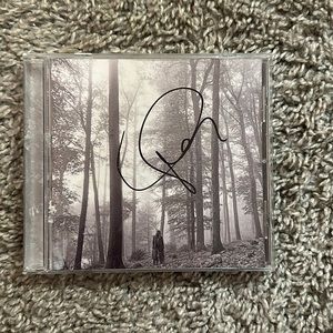 TAYLOR SWIFT SIGNED FOLKLORE CD